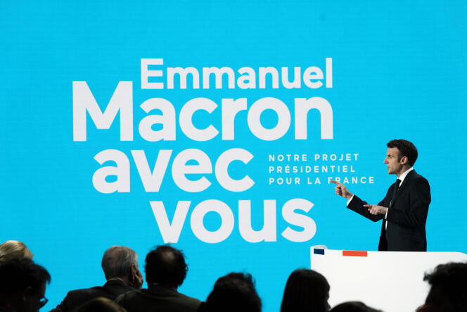 Emmanuel Macron durante la rueda de prensa de presentación de su programa para las elecciones presidenciales del 17 de marzo de 2022. (AP Photo/Thibault Camus)