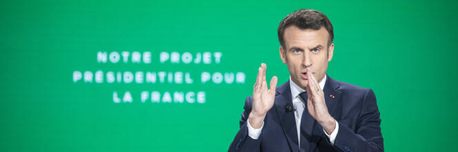 Emmanuel Macron, candidat à sa réélection, présente son programme lors d’une conférence de presse à Aubervilliers, jeudi 17 mars 2022.
