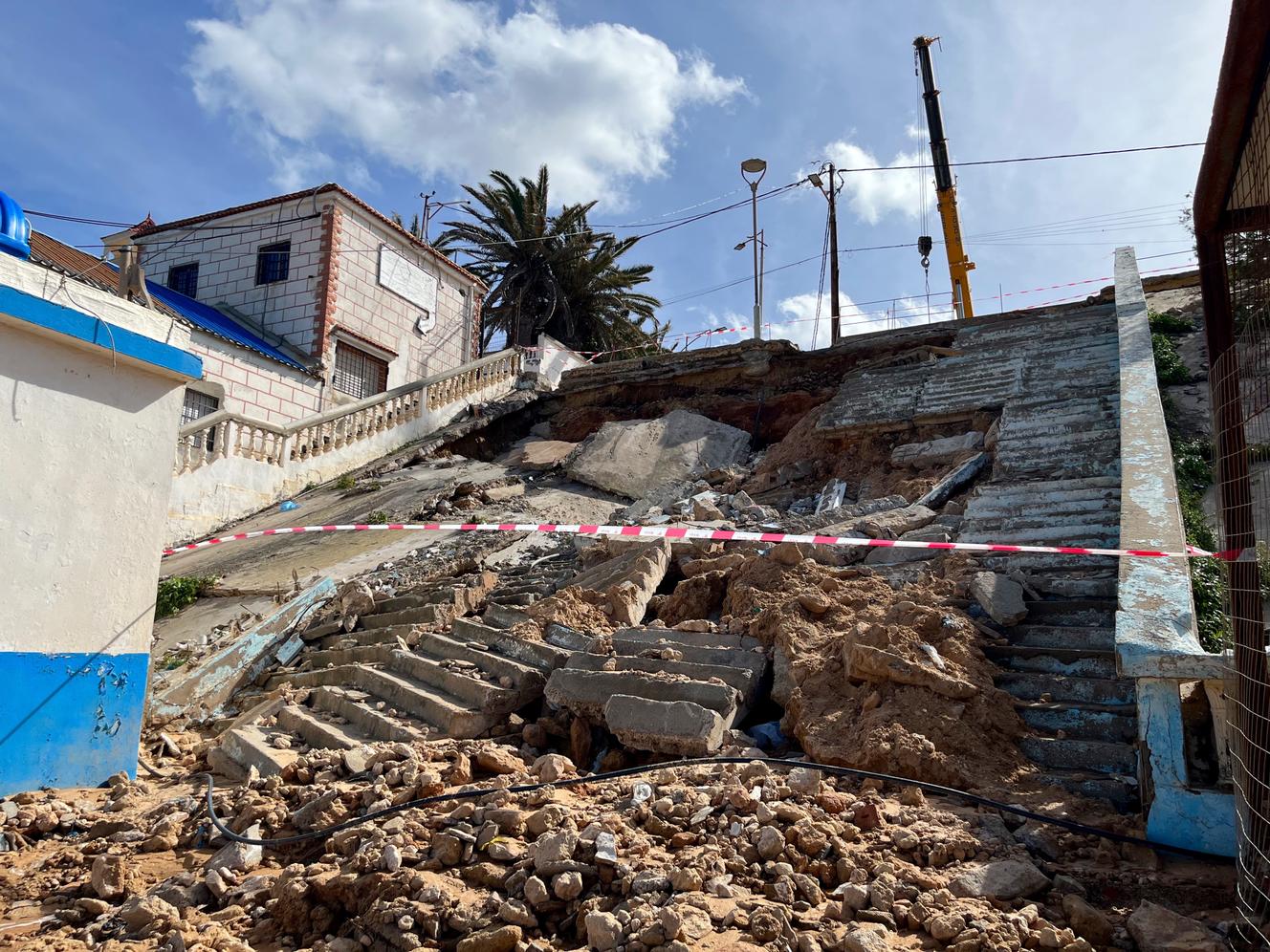Les escaliers qui mènent à la plage de Trouville, quartier de la commune d’Aïn El-Turck, sur la côte oranaise, dans l’ouest de l’Algérie, en févirer 2022.