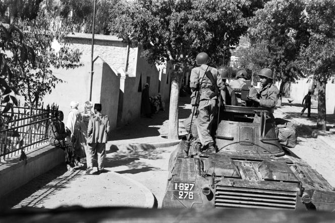 Un char de l’armée française patrouille dans les rues d’Arris, dans le nord-est de l’Algérie, en novembre 1954.