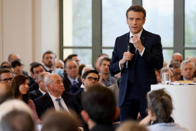 El presidente francés Emmanuel Macron durante un debate en el Palacio de Beaumont en Pau el 18 de marzo de 2022.