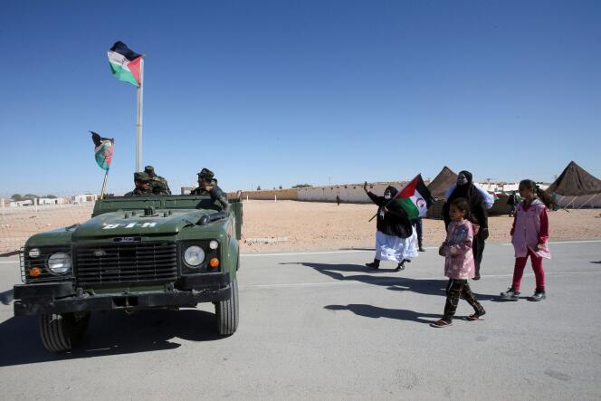 Des habitants saluent des soldats du Front Polisario, lors de la visite d’un représentant de l’ONU au Sahara occidental, le 15 janvier 2022.