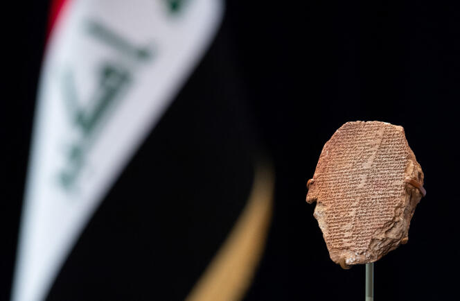 La tablette de Gilgamesh, vieille de 3 500 ans, qui aurait été pillée en Irak et importée illégalement aux Etats-Unis, lors de sa cérémonie de rapatriement en Irak. A Washington, le 23 septembre 2021.