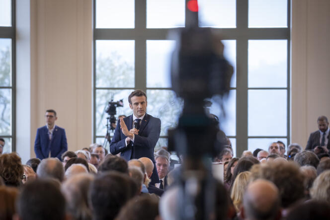 Emmanuel Macron durante un encuentro con lectores de diarios regionales, en Pau, el 18 de marzo de 2022.