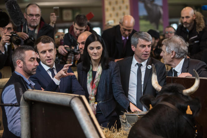 Audrey Bourolleau avec Emmanuel Macron, lors de la visite du candidat d’En Marche ! au Salon de l’agriculture, le 1er mars 2017.