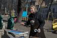 Une peintre dans le parc Taras Chevtchenko, dans le centre de Kiev, le 18 mars 2022.