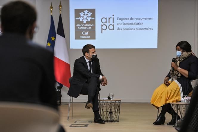 Le président de la République, Emmanuel Macron, lors d’une visite au siège de la CAF de Tours, le 5 janvier 2021.