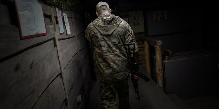 Un militaire marche dans un stand de tir sous-terrain en périphérie de Lutsk, en Ukraine, le 17 mars 2022.  LUCAS BARIOULET POUR «LE MONDE»