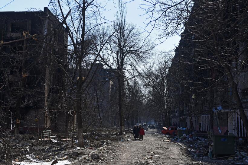 Des bâtiments résidentiels endommagés dans la ville portuaire de Marioupol, en Ukraine, le 18 mars 2022. 