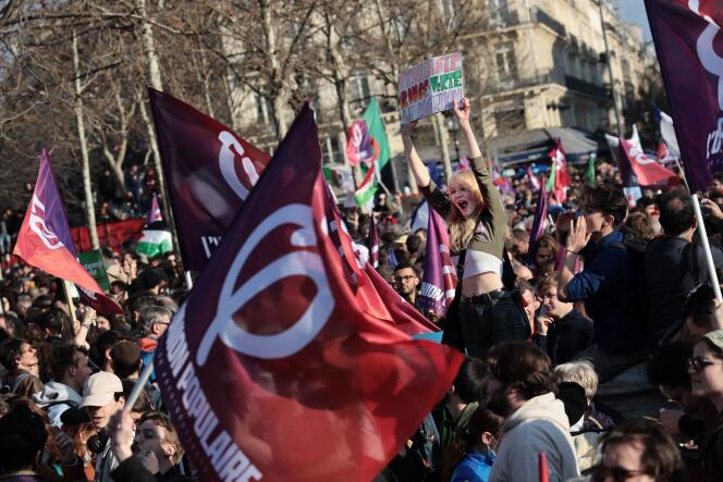 Multitud de simpatizantes se reunieron en la Place de la République, en París, para escuchar el discurso del Sr. Mélenchon, candidato de La France insoumise, al final de 