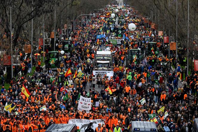 Des manifestants exigent du gouvernement socialiste de Pedro Sanchez des mesures immédiates pour juguler la hausse des prix, notamment ceux des carburants, et la baisse de la rentabilité des exploitations, à Madrid, dimanche 20 mars 2022.