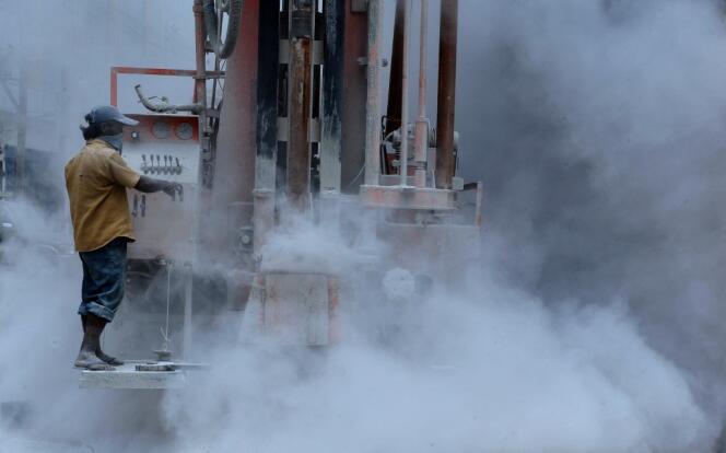 Nube de polvo de una plataforma de perforación de pozos de agua en Hyderabad, India.