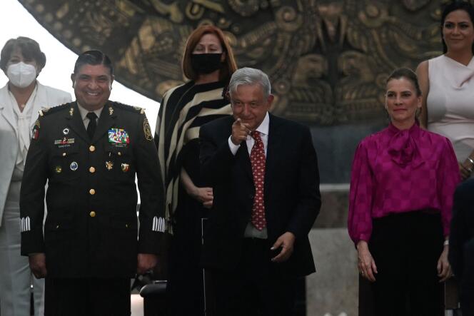 Le président mexicain Andres Manuel Lopez Obrador (en centre), son épouse, et le général Luis Cresencio Sandoval (à gauche), secrétaire à la défense nationale, lors de l’inauguration du nouvel aéroport de Mexcio, le 21 mars 2022.