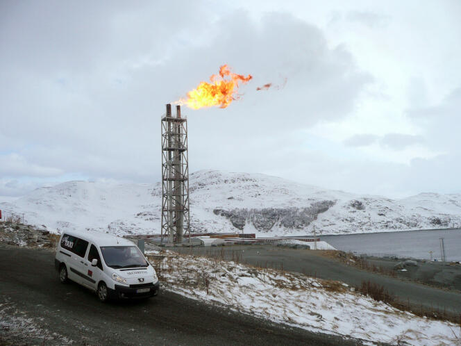 Norges eneste flytende naturgassanlegg på øya Melkoya (her i 2008) ble skadet av brann 28. september 2020 og vil gjenoppta drift i midten av mai 2022.
