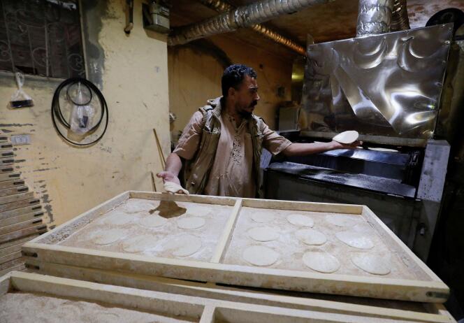 Un boulanger du district de Mokattam, dans le sud-est du Caire, le 16 mars 2022, après que l’invasion de l’Ukraine par la Russie a fait grimper les prix des produits de base en Egypte.