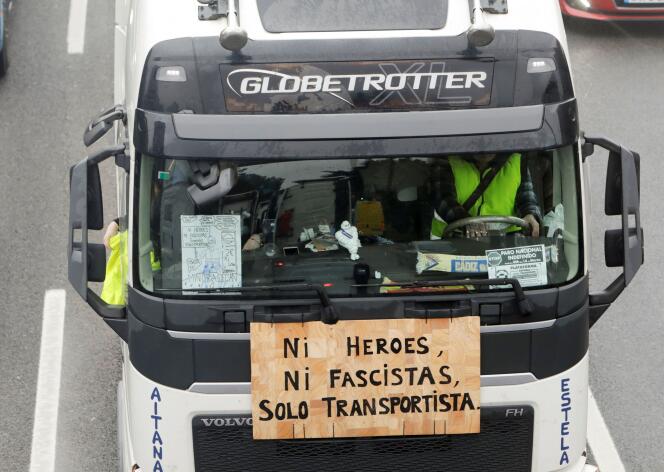 « Ni héros ni fascistes : seulement des transporteurs », peut-on lire à l’avant d’un camion lors d’une grève des salariés de la filière pour réclamer de meilleures conditions de travail, à Valence (sud de l’Espagne), le 21 mars 2022.