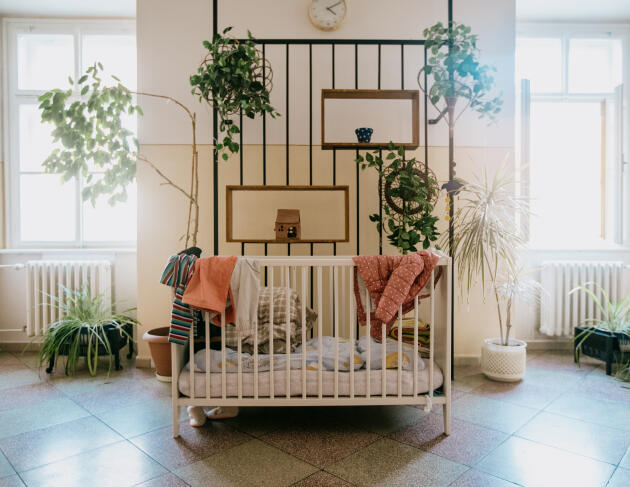 Un lit pour bébé a été installé dans le hall d'entrée du bâtiment scolaire mis à disposition par la municipalité de Mikulov, en République Tchèque, pour héberger temporairement les réfugiés ukrainiens, le 18 mars 2022.