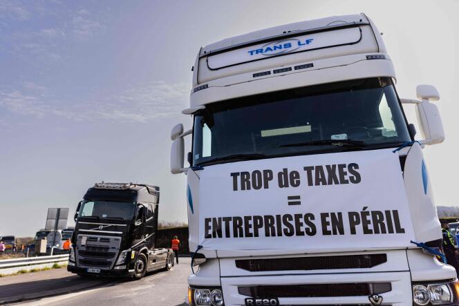 Des camions bloquant l’échangeur de Guilberville (Normandie) sur l’autoroute A84, dans le cadre d’une manifestation contre la hausse des prix du carburant, le 21 mars 2022.