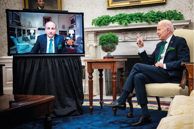 Le président américain Joe Biden s’entretient par visioconférence avec le premier ministre irlandais Micheál, dans le bureau Ovale de la Maison Blanche, à Washington, le jour de la Saint-Patrick, le 17 mars 2022.