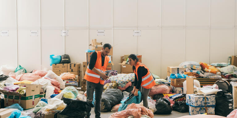 Au centre d'accueil pour les réfugiés ukrainiens de Brno (République Tchèque), de la nourriture, des vêtements et autres biens de première nécessité sont distribués gratuitement. Le 19 mars 2022