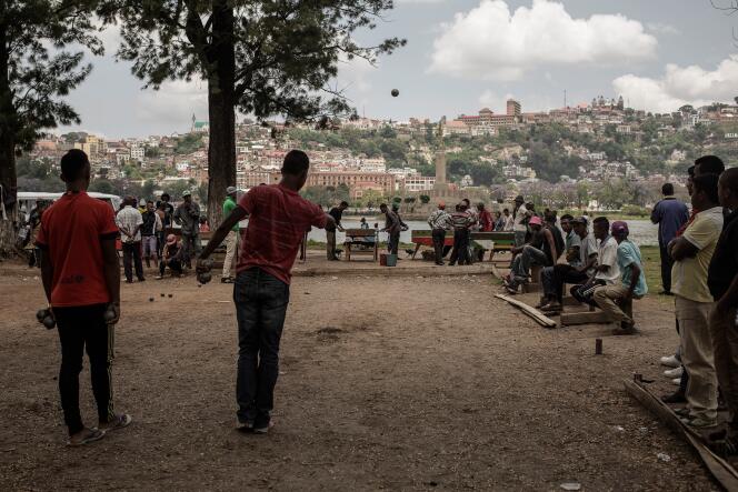Los residentes de Antananarivo juegan a la petanca en un club de la ciudad en noviembre de 2016.