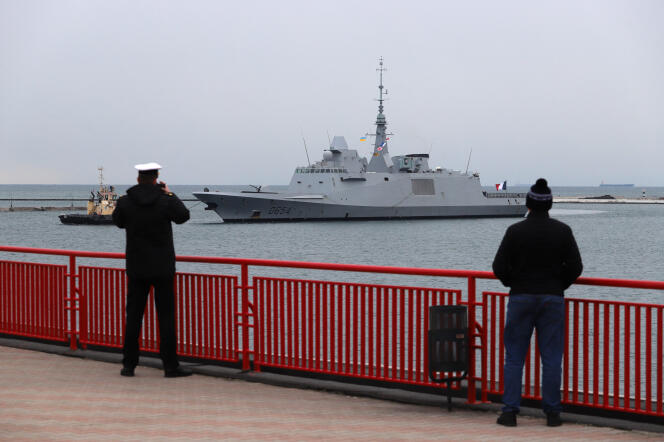 La frégate multi-missions française (FREMM) « Auvergne D654 » entrant dans le port d’Odessa (Ukraine), le 24 décembre 2021.