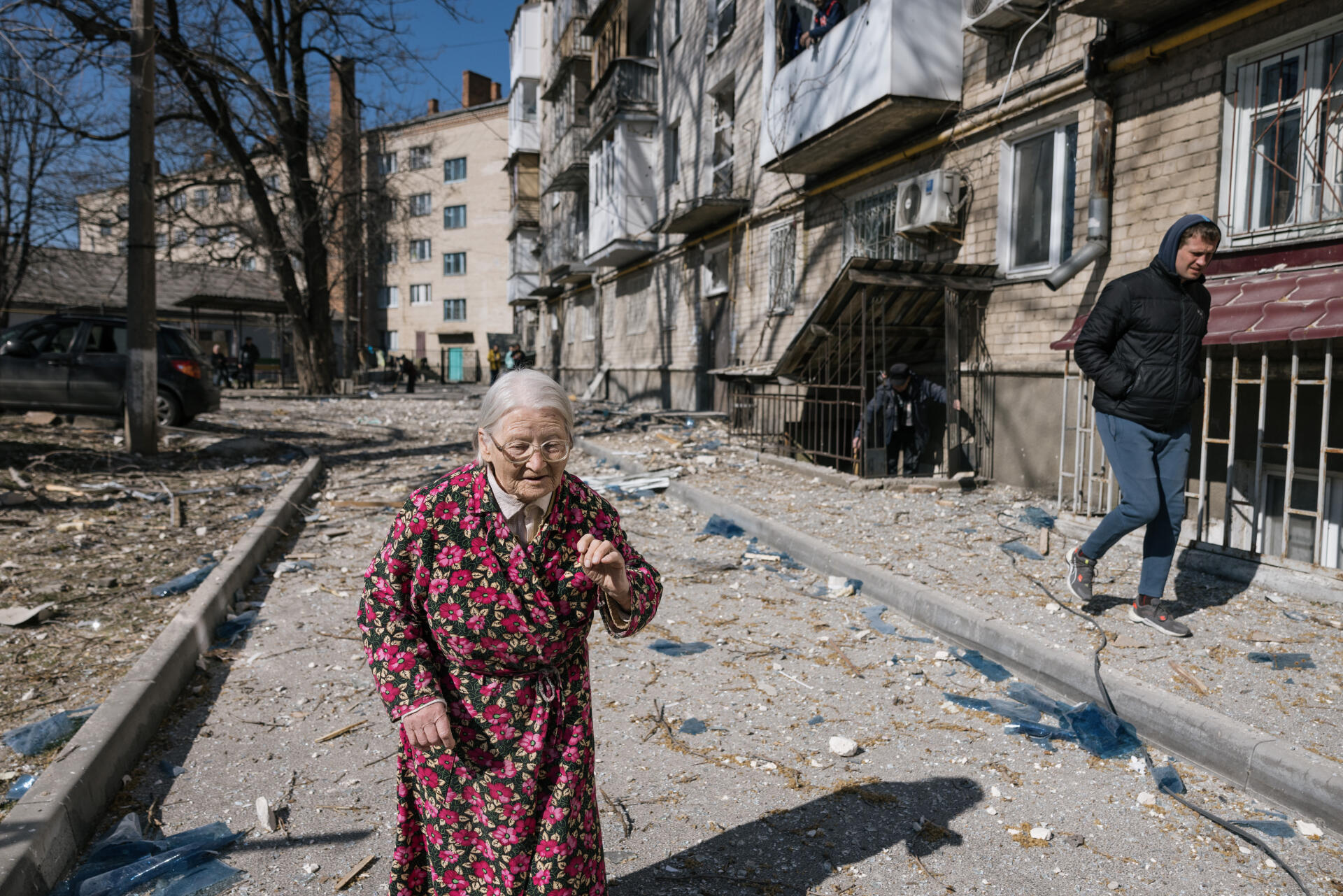 Devant un immeuble détruit dans le centre-ville de Mykolaïv, en Ukraine, le 21 mars 2022.