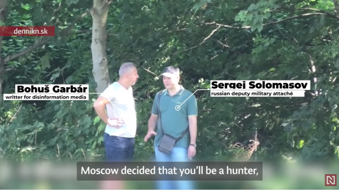 Sergueï Solomasov, attaché militaire adjoint de l’ambassade russe en Slovaquie, et Bohus Garbar, l’un des contributeurs du plus grand site de désinformation slovaque, « Hlavne Spravy », sur une vidéo datant de l’été 2021.