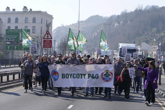 Manifestation contre P&O après l’annonce du licenciement immédiat de 800 salariés de la société de ferrys, à Douvres (sud-est de l’Angleterre), le 23 mars 2022.