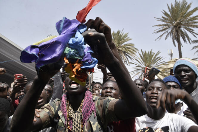 Des milliers de personnes ont manifesté, le 20 février 2022 à Dakar, pour exiger des mesures plus repressives contre l’homosexualité, considérée comme un déli au Sénégal. Après le rejet par le Parlement d’un projet d’amendement prévoyant le durcissement de la loi, le drapeau arc-en-ciel, symbole de la communauté LGBT, a été brûlé place de la Nation.