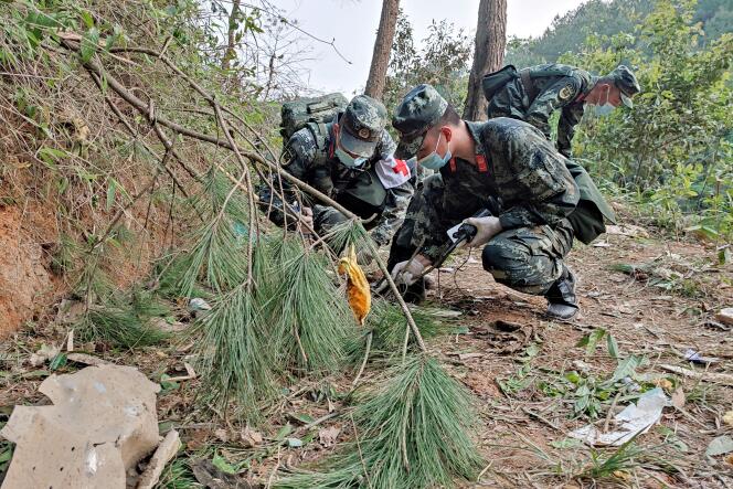 Policías paramilitares registran el lugar del accidente del avión de China Eastern Airlines en el condado de Tengxian, ciudad de Wuzhou, región de Guangxi, sur de China, el 21 de marzo de 2022. .