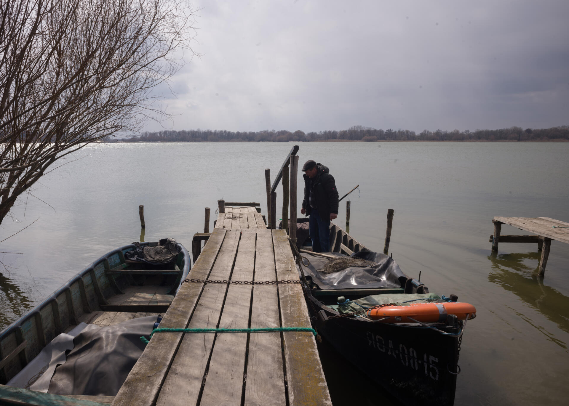 Un pêcheur à bord de son embarcation à quai, dans le port de pêche de Vylkove, en Ukraine, le 18 mars 2022.