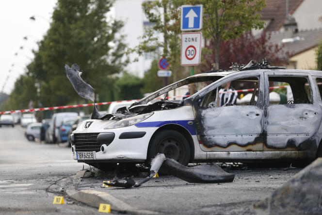 Un véhicule de police brûlé à Viry-Châtillon, après une attaque aux cocktails Molotov perpétrée sur des policiers dans leurs voitures de patrouille, faisant quatre blessés parmi les agents, le 8 octobre 2016.