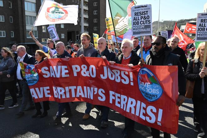 Lors d’une manifestation contre le licenciement de 800 salariés de la compagnie de ferries britannique P&O, à Douvres, en Angleterre, le 18 mars. 