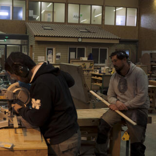 Des apprentis travaillent dans le pôle Bois du village AFPA de Saint-Germain-Laprade (Haute-Loire), le 23 février 2022.