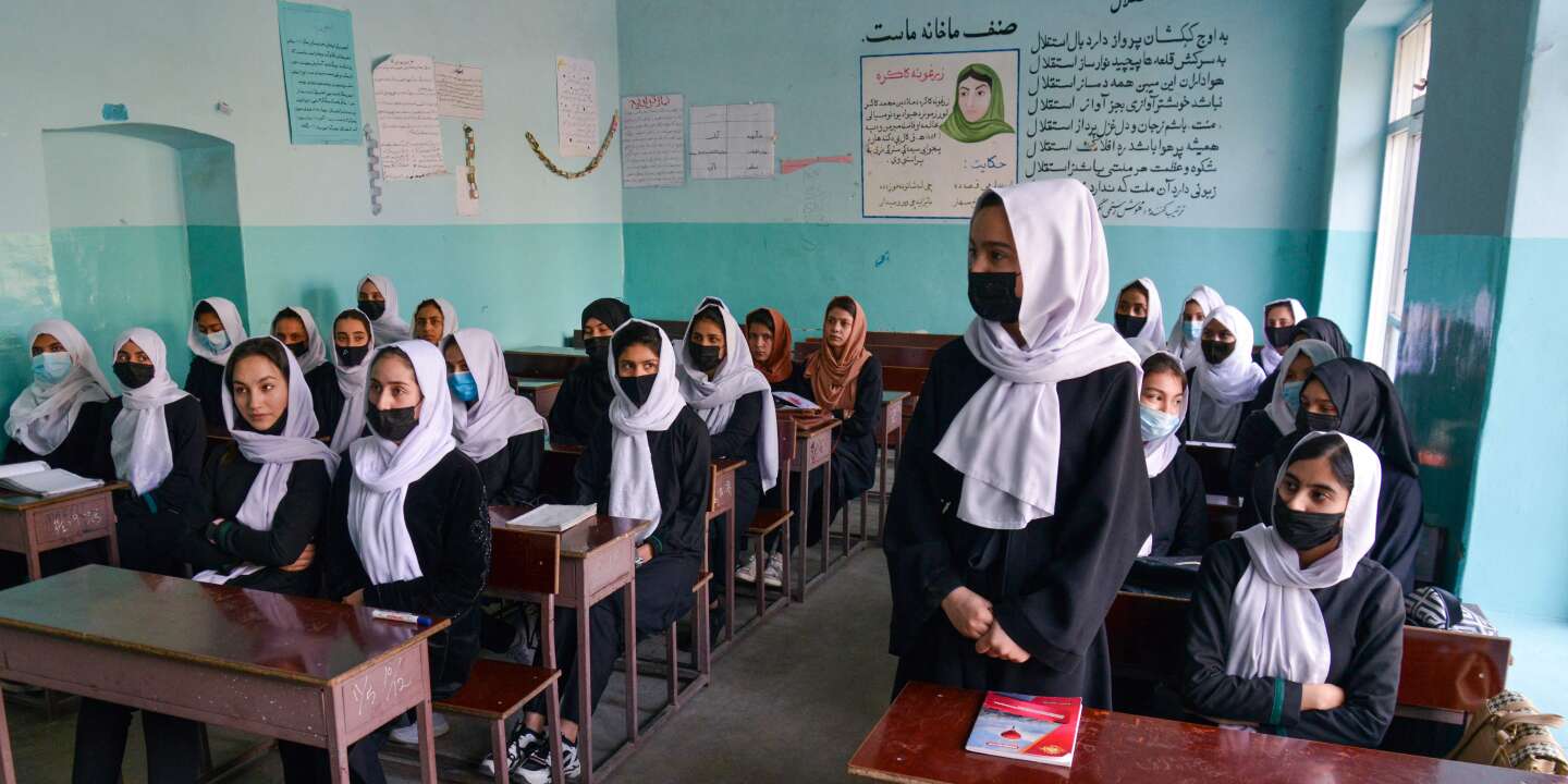 In Afghanistan beval de Taliban de sluiting van hogescholen en middelbare scholen voor meisjes