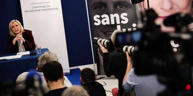 La conférence de Marine Le Pen sur le chiffrage de son programme présidentiel, à Paris, le 23 mars 2022.