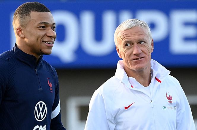 L'attaccante Kylian Mbappé e l'allenatore della nazionale francese Didier Deschamps durante una sessione di allenamento a Clairefontaine-en-Yvelines il 22 marzo 2022.