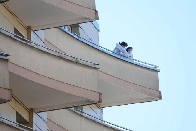 Miembros de la policía científica examinan el balcón desde el que saltaron los cinco miembros de esta familia francesa, el jueves 24 de marzo de 2022, en Montreux.