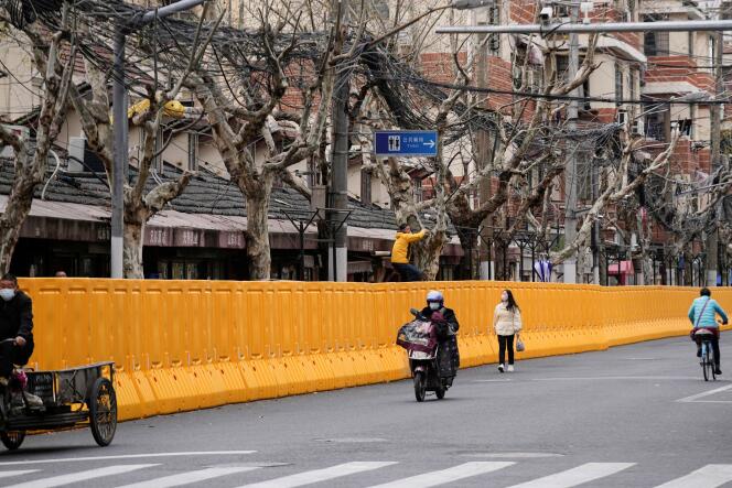 Des barrières ont été construites pour isoler les bâtiments de la rue, en raison du Covid-19, à Shanghaï, en Chine, le 22 mars 2022. 