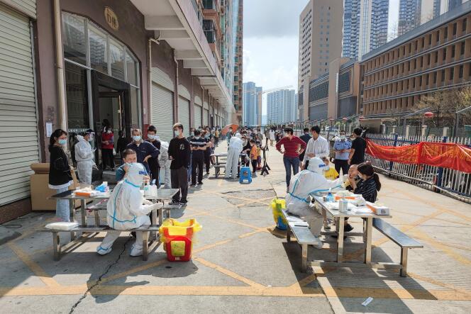  Des habitants font la queue pour effectuer un test du Covid-19, à Shenzhen, dans la province chinoise du Guangdong (sud), le 14 mars 2022.