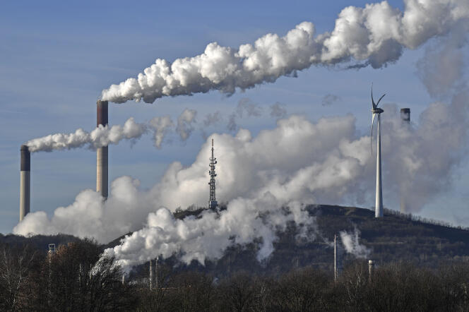 Une centrale au charbon d’Uniper, une raffinerie BP et une éolienne, à Gelsenkirchen (Allemagne), en janvier 2020.