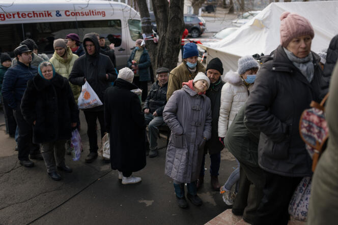 Distribution d'aide par la Croix-Rouge à Mykolaïv, à une centaine de kilomètre d’Odessa, le 9 mars 2022.