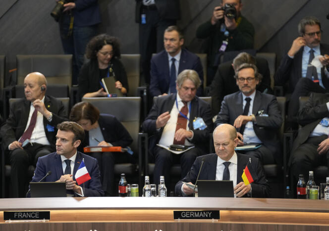 Le président français, Emmanuel Macron, et le chancelier allemand, Olaf Scholz, lors du sommet de l’OTAN à Bruxelles, le 24 mars 2022.