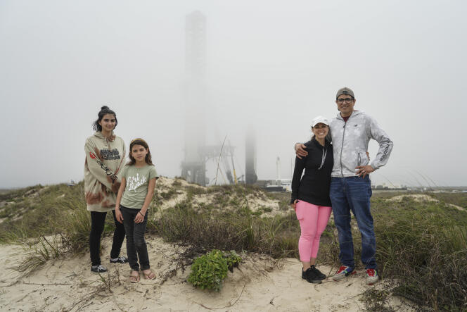 Stephanie Calderon, su esposo Miguel y sus hijas Adaliah y Eliana Calderon, de 9 años, frente a la plataforma de lanzamiento de SpaceX en Boca Chica Beach en Brownsville, Texas, el 10 de marzo de 2022.