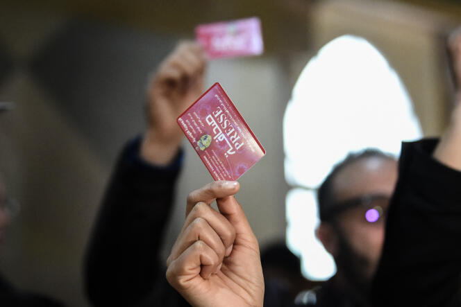 Brandissant leurs cartes de presse, des journalistes protestent à Tunis, en avril 2019.