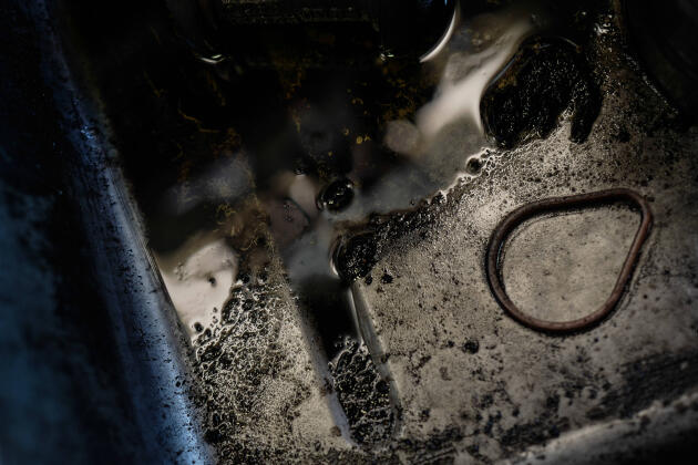 Motor oil on the floor of the Fauvin garage in Saint-Germain-des-Prés, on September 28, 2021.