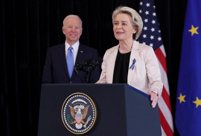 Le président américain, Joe Biden, et la présidente de la Commission européenne, Ursula von der Leyen, vendredi 25 mars, à Bruxelles. 