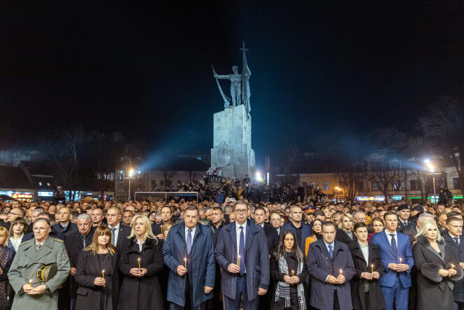 Des représentants de l’État dirigés par le président serbe Aleksandar Vucic (cinquième en partant de la gauche) et Milorad Dodik (à sa droite), membre de la présidence de la Bosnie-Herzégovine, assistent à un rassemblement dans la ville de Kraljevo marquant l’anniversaire du bombardement de la Serbie par l’OTAN, le 24 mars 2022.