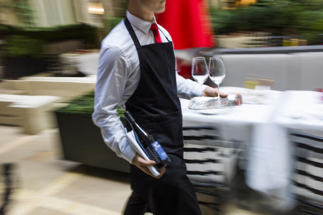 Un serveur de l’hôtel Plaza Athénée, en août 2014 à Paris.